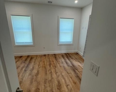 442 W Queen Lane - Photo Thumbnail 10