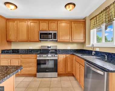 10228 Farnham Drive - Photo Thumbnail 12