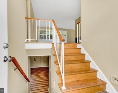 10228 Farnham Drive - Photo Thumbnail 5