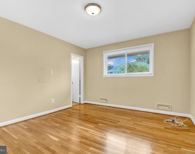 10228 Farnham Drive - Photo Thumbnail 16
