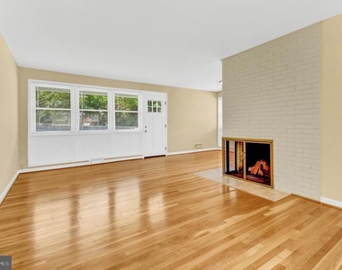 10228 Farnham Drive - Photo Thumbnail 8