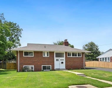 10228 Farnham Drive - Photo Thumbnail 4