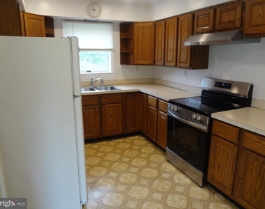 17540 Queen Elizabeth Drive - Photo Thumbnail 7