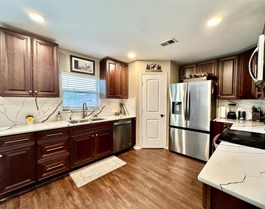 817 Tapestry Cv - Photo Thumbnail 11