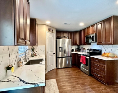817 Tapestry Cv - Photo Thumbnail 12