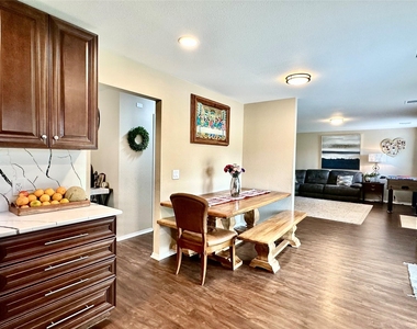 817 Tapestry Cv - Photo Thumbnail 9