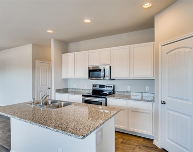 121 Freedom Park Ave - Photo Thumbnail 5