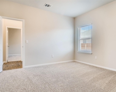 121 Freedom Park Ave - Photo Thumbnail 15