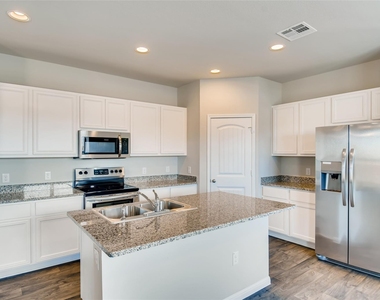 121 Freedom Park Ave - Photo Thumbnail 4