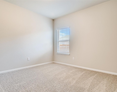 121 Freedom Park Ave - Photo Thumbnail 16
