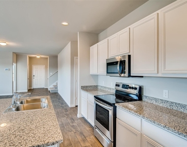 121 Freedom Park Ave - Photo Thumbnail 7