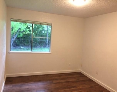 10400 Little Pebble Dr - Photo Thumbnail 5