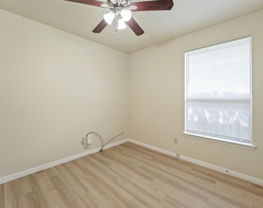 502 Gregory Ct - Photo Thumbnail 13