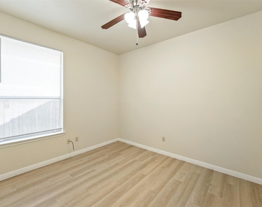 502 Gregory Ct - Photo Thumbnail 16