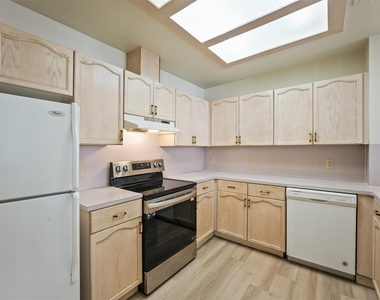 502 Gregory Ct - Photo Thumbnail 8