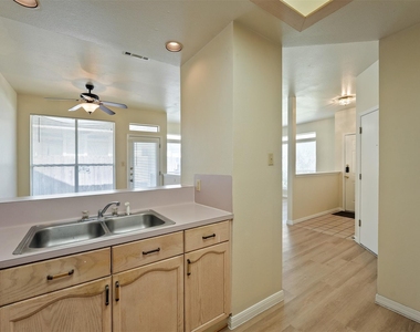 502 Gregory Ct - Photo Thumbnail 9