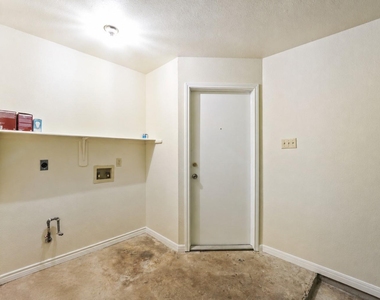 502 Gregory Ct - Photo Thumbnail 18