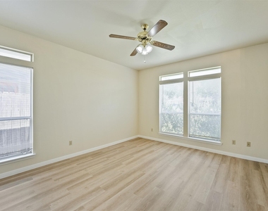 502 Gregory Ct - Photo Thumbnail 4