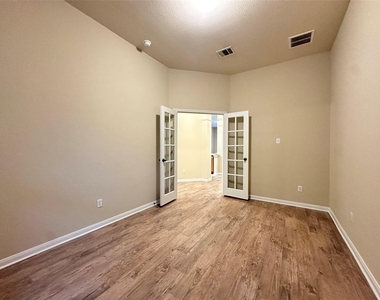 315 Sendero Ln - Photo Thumbnail 5