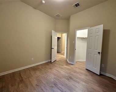 315 Sendero Ln - Photo Thumbnail 12