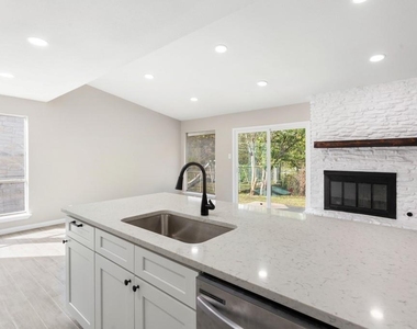 9604 Crown Ridge Dr - Photo Thumbnail 6