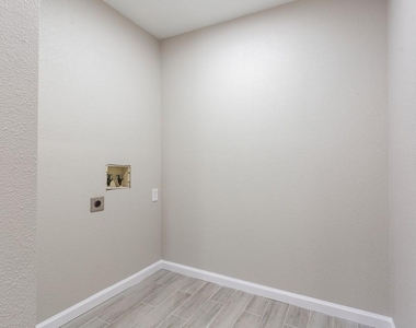 9604 Crown Ridge Dr - Photo Thumbnail 20