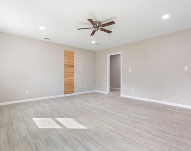 9604 Crown Ridge Dr - Photo Thumbnail 19