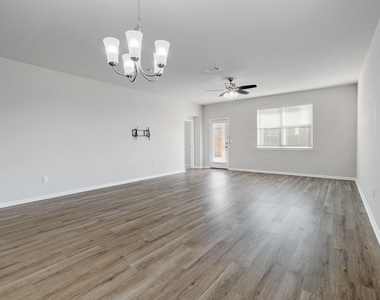 105 Brunnen Way - Photo Thumbnail 5