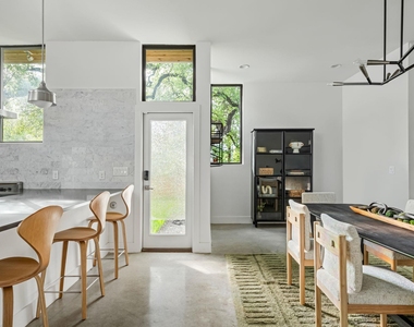 1407 Parkinson Dr - Photo Thumbnail 8