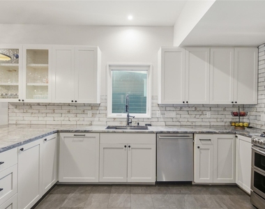 906 Willow St - Photo Thumbnail 5