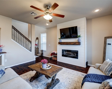 5901 Scenic Lake Dr - Photo Thumbnail 8