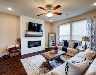 5901 Scenic Lake Dr - Photo Thumbnail 7