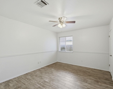 1005 Rolling Ridge Dr - Photo Thumbnail 9