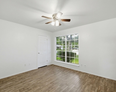 1005 Rolling Ridge Dr - Photo Thumbnail 11