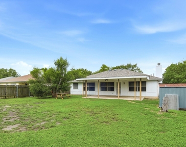1005 Rolling Ridge Dr - Photo Thumbnail 13