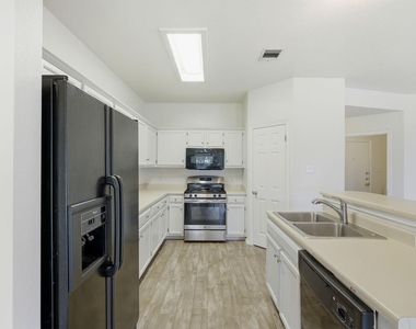 1005 Rolling Ridge Dr - Photo Thumbnail 3