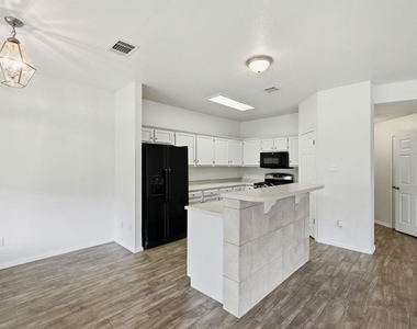 1005 Rolling Ridge Dr - Photo Thumbnail 4