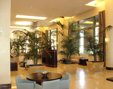 1431 Riverplace Boulevard - Photo Thumbnail 6