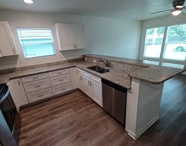 956 W 9th Street - Photo Thumbnail 6