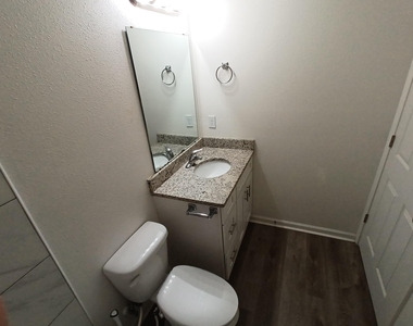 956 W 9th Street - Photo Thumbnail 18