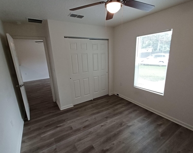 956 W 9th Street - Photo Thumbnail 19