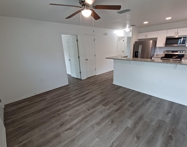 956 W 9th Street - Photo Thumbnail 2