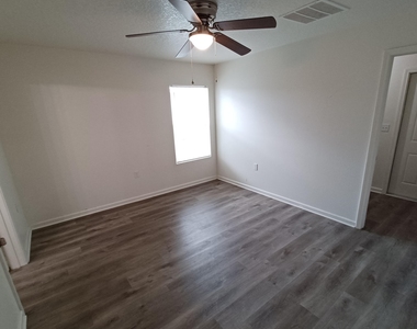 956 W 9th Street - Photo Thumbnail 7
