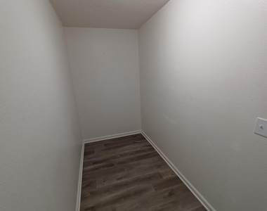 956 W 9th Street - Photo Thumbnail 14