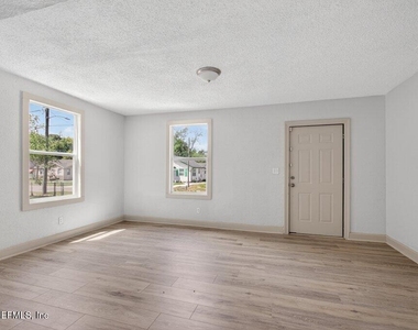 845 Ontario Street - Photo Thumbnail 5
