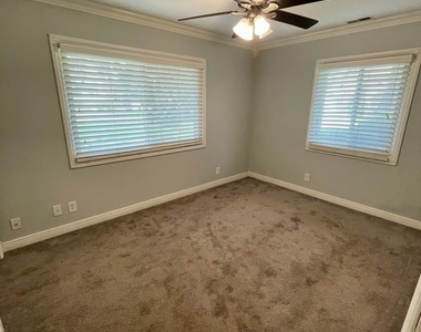 2367 Carnation Drive - Photo Thumbnail 9