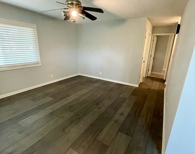 2367 Carnation Drive - Photo Thumbnail 3