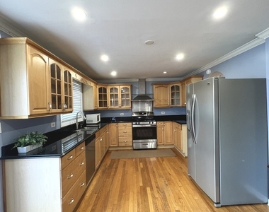 916 N Boxwood Drive - Photo Thumbnail 2