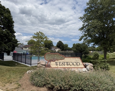 132 Brookwood Court - Photo Thumbnail 21