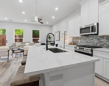 892 Paul Quinn St - Photo Thumbnail 6